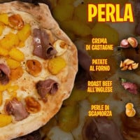 Pizzeria Mezzaluna food