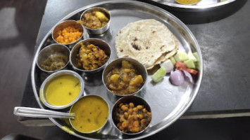 Shri Gayatri Marwadi Thali food
