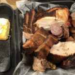 Crazy Good Barbeque Eats Dentro