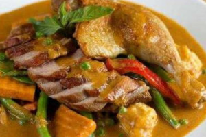 Pon Thai Bistro food