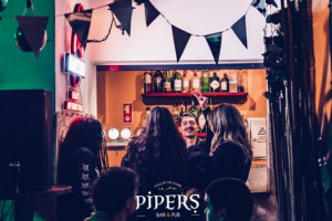 Piper's Pub inside