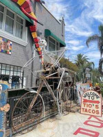 Tio's Tacos outside