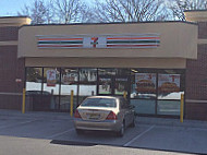 7-eleven outside