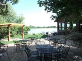 The Water's Edge On Pleasant Lake inside