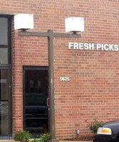 Irv And Shelly's Fresh Picks outside