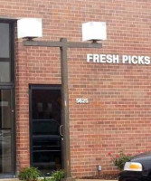 Irv And Shelly's Fresh Picks outside