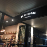 On Flinders Dentro