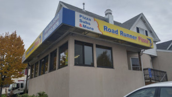 Road Runner Pizza outside