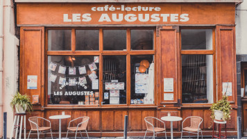 Le Cafe-lecture Les Augustes inside