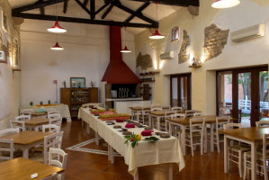 Hibiscus Pizzeria inside