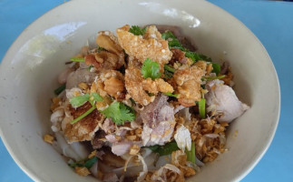 ร้านก๋วยเตี๋ยวศรีสวัสดิ์ food