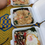 ร้านสารวัตรสถาพร รุ่งโรจน์ ปุ้ย ก๋วยเตี๋ยวหมูตุ๋น ไก่ตุ๋น อาหารตามสั่ง Comida