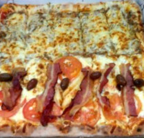 Pizz4 Qu4ttro Pizza Four food