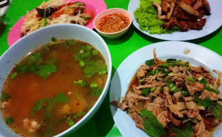 ร้านนุช ลาบอุบล food