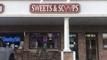 Sweets Scoops inside