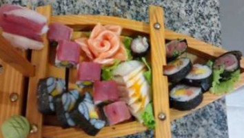 Sushi Tsu food