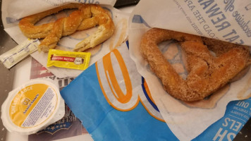 Auntie Anne's/cinnabon inside