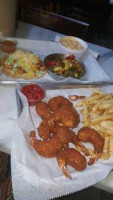 Rylon's Smokehouse food