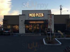 Mod Pizza outside