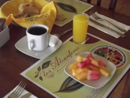 Y Café Los Alcanfores food