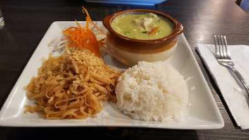 Five Sisters Thai Cuisine food