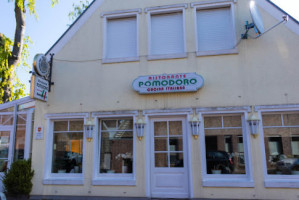 Pizzeria Pomodoro outside