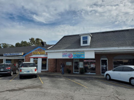 D&e Donuts inside