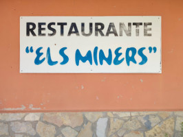 Els Miners outside