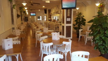Tomaquet Cafeteria inside