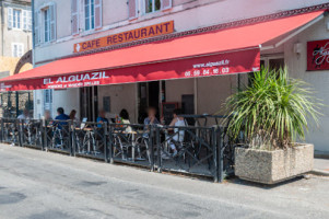 L'Alguazil outside