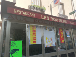 Les Routiers outside