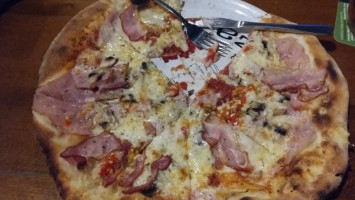 Pizza U Kolena food