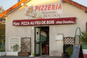 Doudou Pizza outside