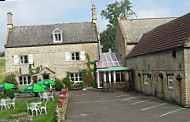 The Sherborne Arms outside