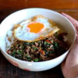 กะเพราโคตรโคตร Comida