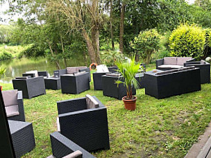 A La Table De L'étang