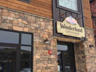 Wonderland Cafe And Lodge