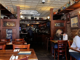Buskers Irish Pub