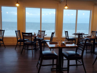 Red's Restaurant and Lounge at the Sea Crest Beach Hotel