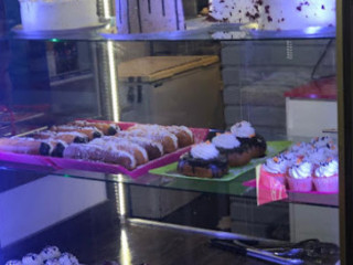 Helen Cakes Zim.