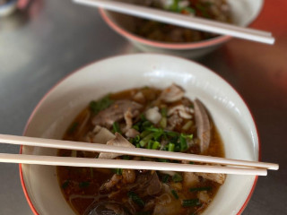 ก๋วยเตี๋ยวหมูต้มยำสมพงษ์