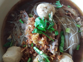 ร้านก๋วยเตี๋ยวเนื้อต้นขาม