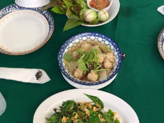 ร้านอาหารครัวริมธารสระมรกต