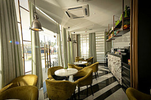 En Croute Cafe, Clark