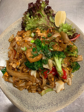 Stir Fried Flat Noodles (Pad See Ew)