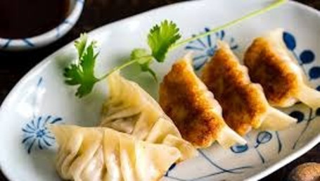 2. Gyoza Dumpling (6 Pieces)