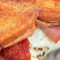 Sanduíche De Torrada Francesa Com Bacon, Ovo E Queijo