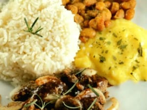 Iscas De Carne Acebolada, Arroz Branco, Feijão Carioca E Purê De Batata