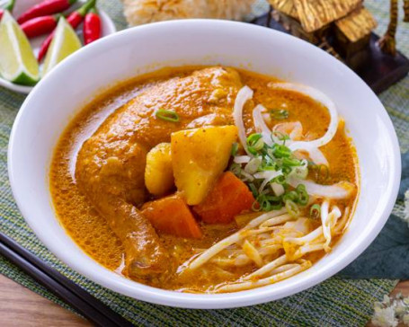 Yuè Nán Kā Lī Jī Tuǐ （Hé Fěn Fàn） Vietnamese Pho With Curry And Chicken Drumstick