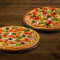 Combinação De Duas Pizzas Médias Carregadas Com Vegetais.
